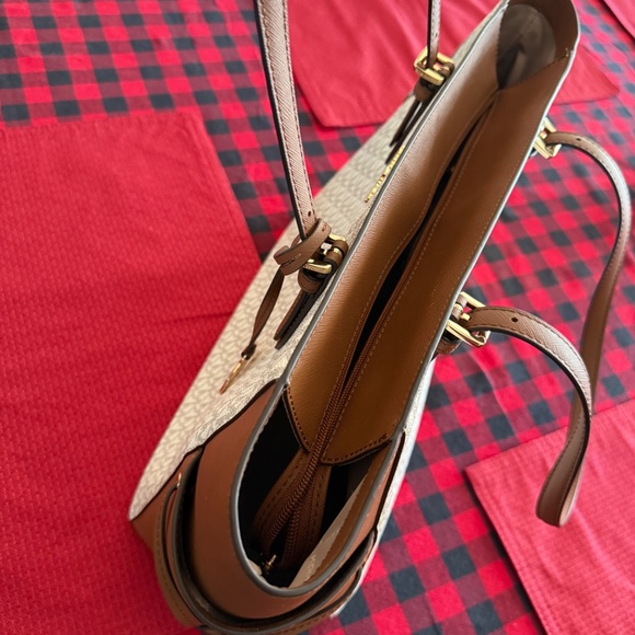 Michael Kors Gilly Large Drawstring travel tote - Picture 5 of 6